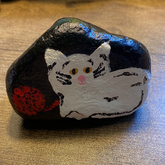 Fluffy WHITE CAT with red yarn Hand painted stone garden rock paper weight - Picture 2 of 9